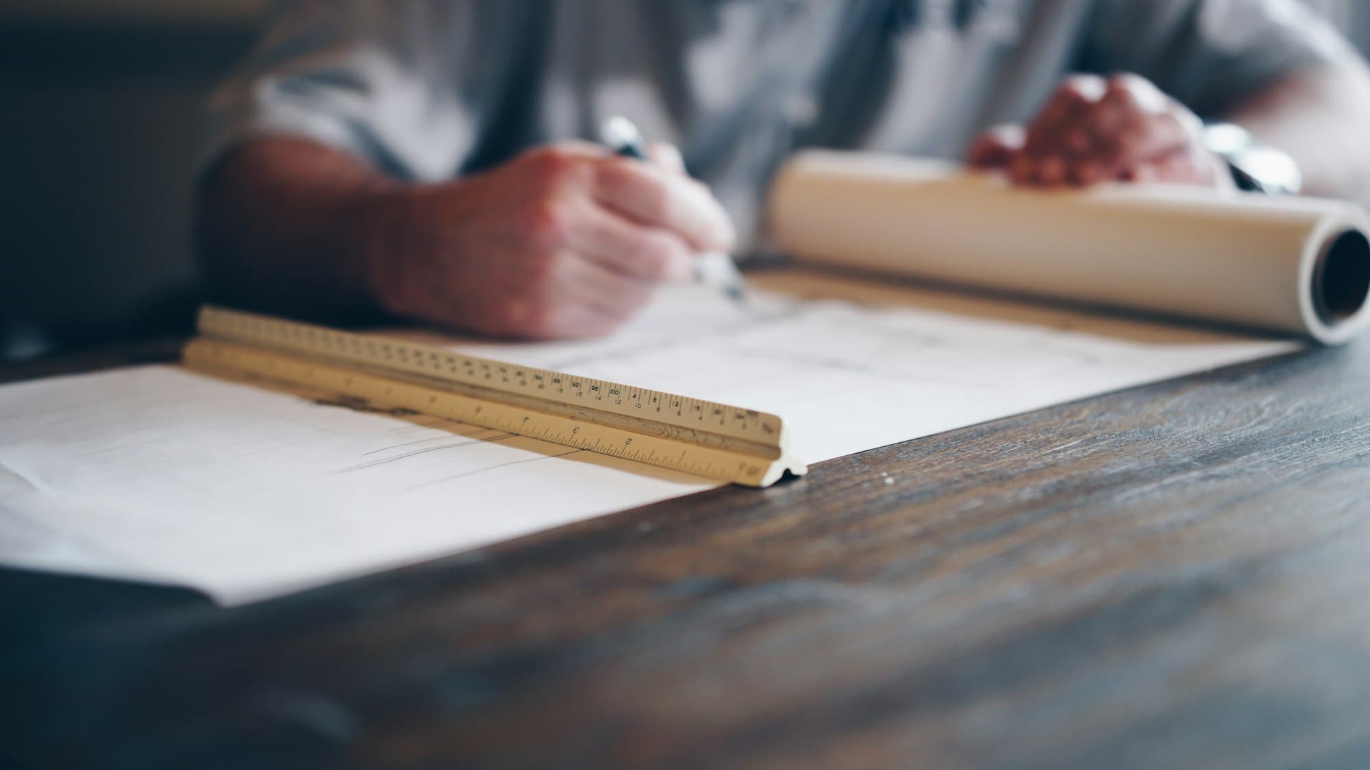 Processus créatif — main qui dessine sur un plan